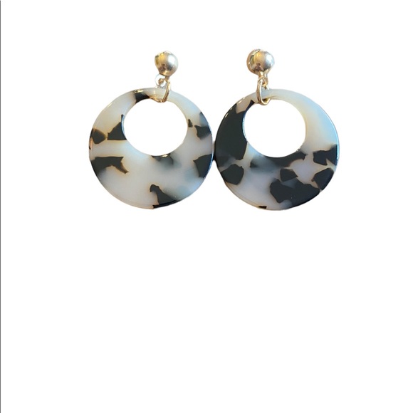 Tortoise Shell and Gold Hoop Drop Earrings - Picture 5 of 6